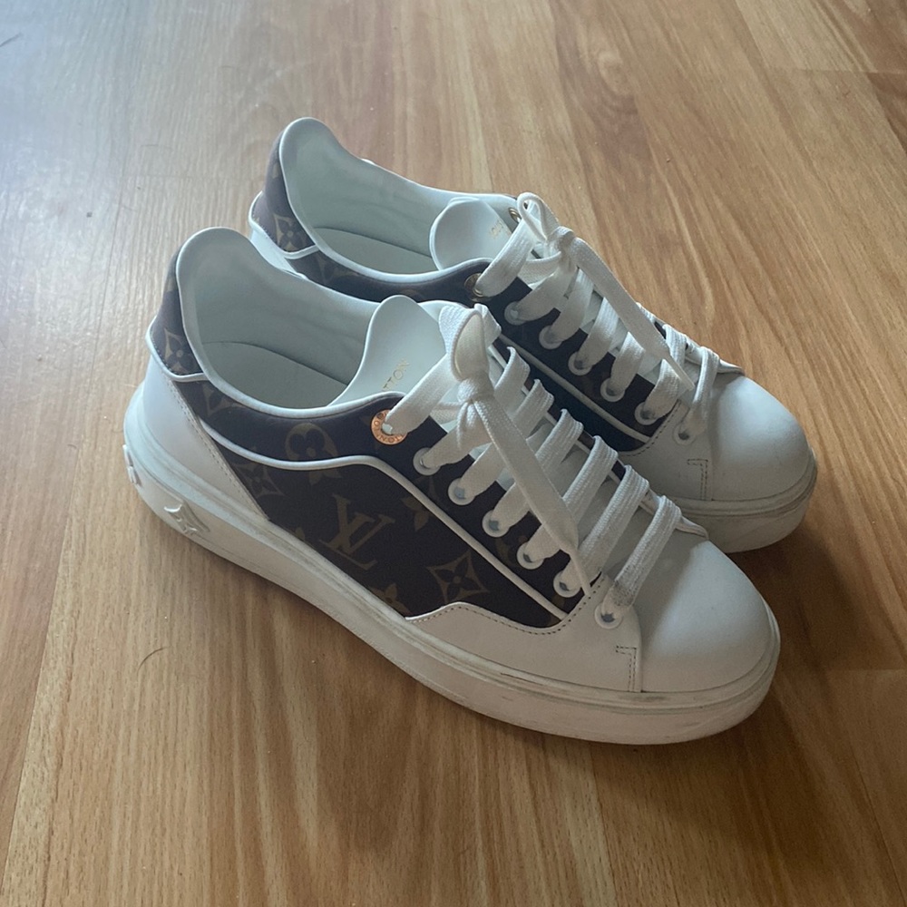 Size 6 Louis Vuitton sneakers